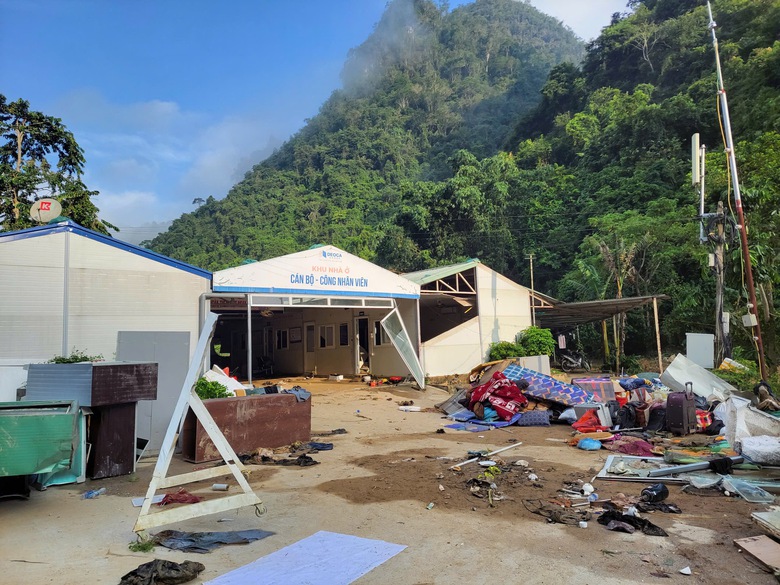 Gi&acirc;y ph&uacute;t sinh tử giữa d&ograve;ng lũ dữ tr&ecirc;n c&ocirc;ng trường cao tốc Đồng Đăng - Tr&agrave; Lĩnh- Ảnh 1.