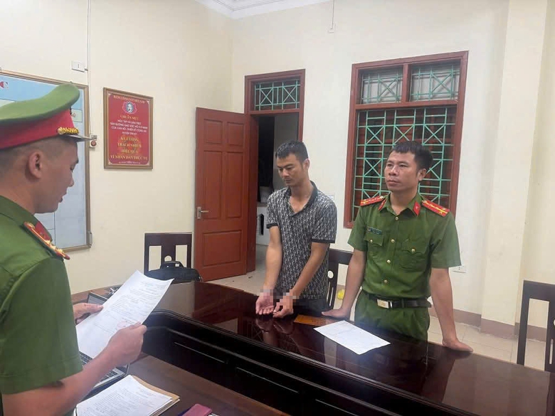 Nghệ An: Tạm giữ đối tượng đ&aacute;nh nh&acirc;n vi&ecirc;n xe bus giữa đường- Ảnh 1.