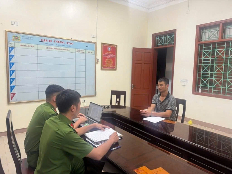 Nghệ An: Tạm giữ đối tượng đ&aacute;nh nh&acirc;n vi&ecirc;n xe bus giữa đường- Ảnh 2.