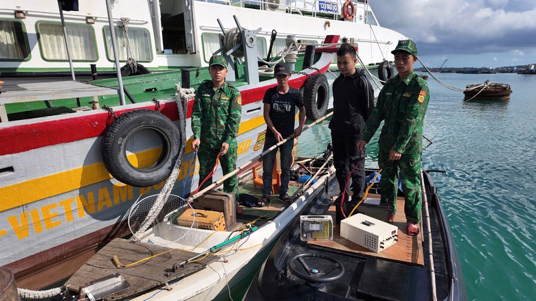 Quảng Ninh: Bắt giữ hai thuyền trưởng d&ugrave;ng k&iacute;ch điện khai th&aacute;c thủy sản tr&aacute;i ph&eacute;p- Ảnh 1.