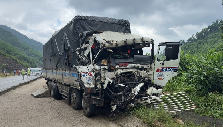 Tai nạn li&ecirc;n ho&agrave;n giữa 3 xe tải tr&ecirc;n cao tốc La Sơn - H&ograve;a Li&ecirc;n- Ảnh 1.