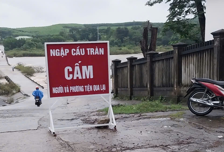 Quảng Ng&atilde;i: Mưa lớn g&acirc;y ngập quốc lộ, sẵn s&agrave;ng di dời h&agrave;ng ngh&igrave;n người d&acirc;n- Ảnh 2.