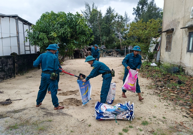 Đ&agrave; Nẵng: Học sinh nghỉ học, người d&acirc;n rốt r&aacute;o ch&egrave;n chống nh&agrave; cửa chống b&atilde;o số 12- Ảnh 1.