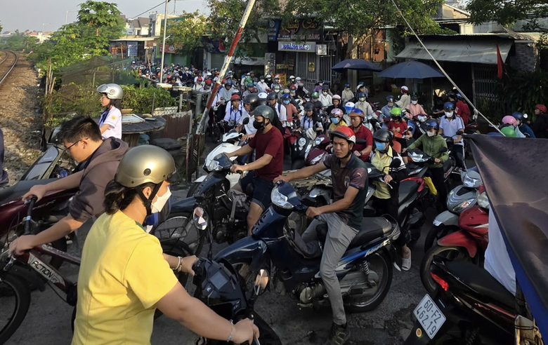 X&oacute;a lối đi tự mở ngang đường sắt qua Tam Hiệp từ 5/11, người d&acirc;n lo đi đường v&ograve;ng, kẹt xe- Ảnh 1.