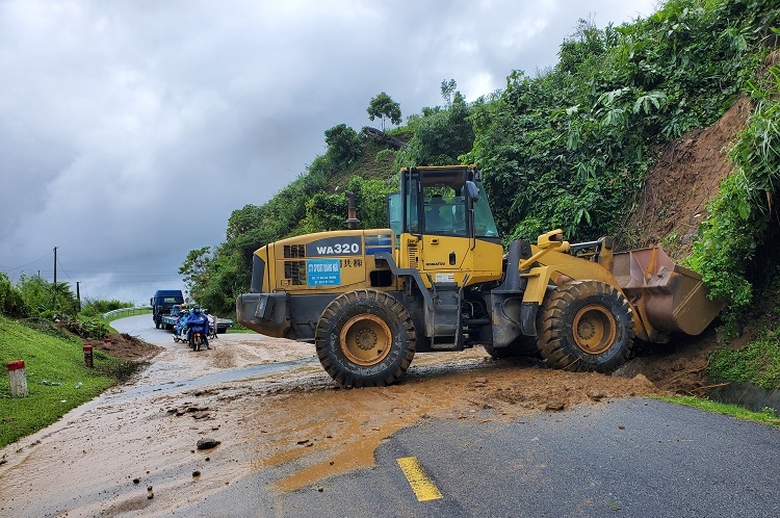 Quảng Ng&atilde;i quản chặt t&agrave;u kh&aacute;ch đường thủy, sẵn s&agrave;ng th&ocirc;ng xe c&aacute;c tuyến đường bị sạt lở- Ảnh 1.