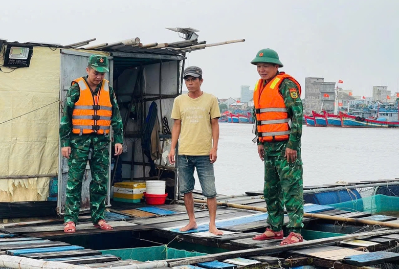 Quảng Ng&atilde;i quản chặt t&agrave;u kh&aacute;ch đường thủy, sẵn s&agrave;ng th&ocirc;ng xe c&aacute;c tuyến đường bị sạt lở- Ảnh 3.