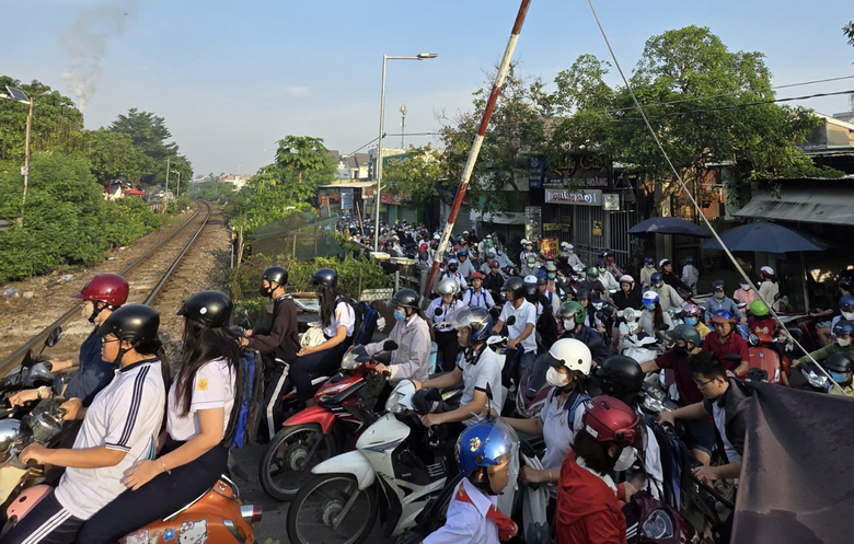 X&oacute;a lối đi tự mở ngang đường sắt qua Tam Hiệp từ 5/11, người d&acirc;n lo đi đường v&ograve;ng, kẹt xe- Ảnh 2.