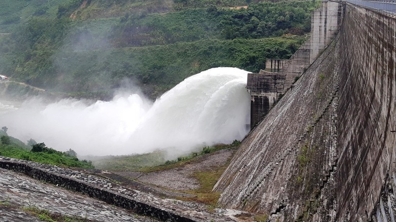 Quảng Ngãi kiểm soát thủy điện điều tiết nước; Đà Nẵng phong tỏa đường Như Nguyệt- Ảnh 2. Quảng Ngãi kiểm soát thủy điện điều tiết nước; Đà Nẵng phong tỏa đường Như Nguyệt- Ảnh 2.