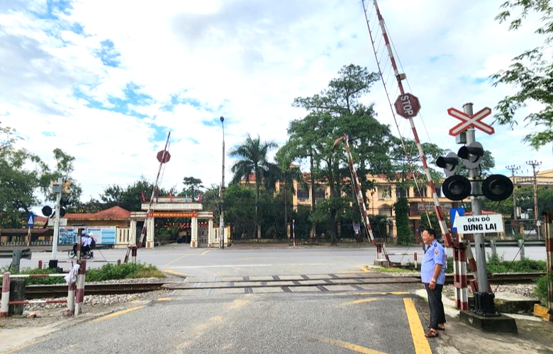 Ninh B&igrave;nh: Triển khai đồng bộ c&aacute;c giải ph&aacute;p bảo đảm an to&agrave;n giao th&ocirc;ng đường sắt- Ảnh 1.