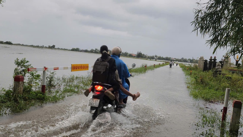 B&atilde;o 12 chưa đổ bộ, nhiều v&ugrave;ng thấp trũng của Huế đ&atilde; ngập s&acirc;u- Ảnh 1.