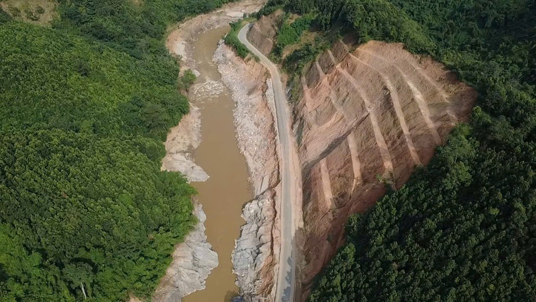 Khẩn cấp khắc phục sạt lở tuyến đường 400 tỷ đồng nối QL32 với cao tốc Nội B&agrave;i - L&agrave;o Cai - Ảnh 2.