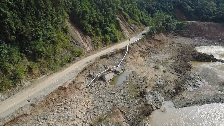 Khẩn cấp khắc phục sạt lở tuyến đường 400 tỷ đồng nối QL32 với cao tốc Nội B&agrave;i - L&agrave;o Cai - Ảnh 3.