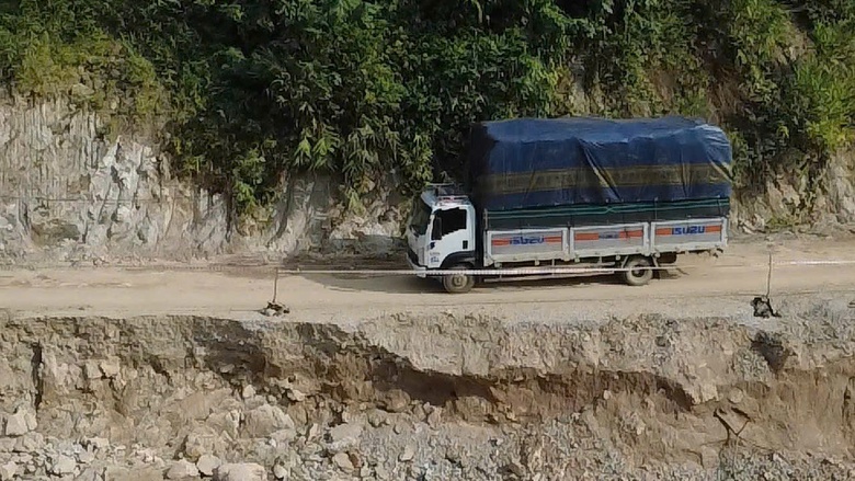 Khẩn cấp khắc phục sạt lở tuyến đường 400 tỷ đồng nối QL32 với cao tốc Nội B&agrave;i - L&agrave;o Cai - Ảnh 4.