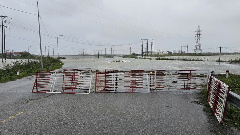 Huế: Bờ biển bị x&acirc;m thực nặng, nhiều tuyến đường sạt lở do triều cường- Ảnh 6.