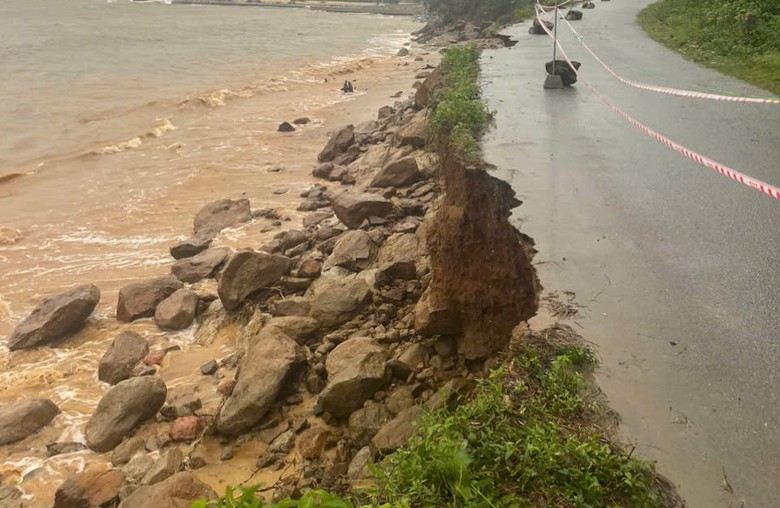 Huế: Bờ biển bị x&acirc;m thực nặng, nhiều tuyến đường sạt lở do triều cường- Ảnh 2.