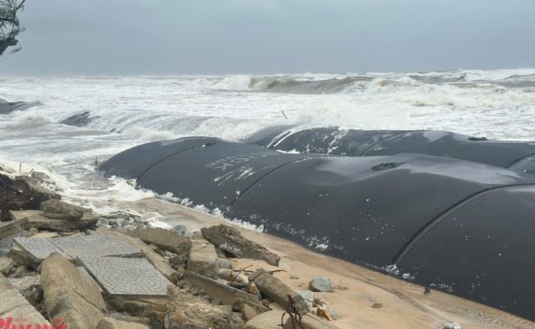 Huế: Bờ biển bị x&acirc;m thực nặng, nhiều tuyến đường sạt lở do triều cường- Ảnh 8.