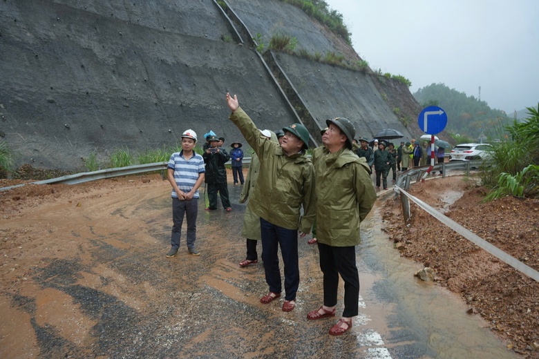 Huế: Bờ biển bị x&acirc;m thực nặng, nhiều tuyến đường sạt lở do triều cường- Ảnh 10.