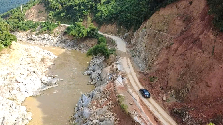 Khẩn cấp khắc phục sạt lở tuyến đường 400 tỷ đồng nối QL32 với cao tốc Nội B&agrave;i - L&agrave;o Cai - Ảnh 5.