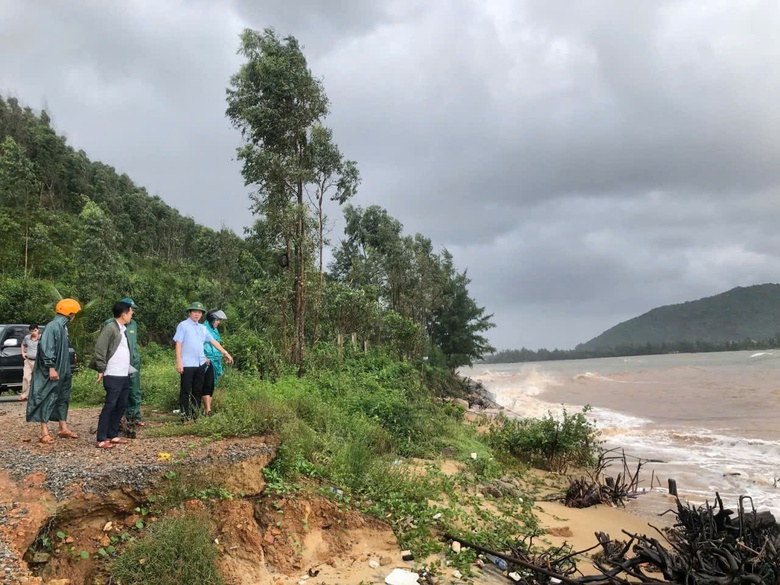 Huế: Bờ biển bị x&acirc;m thực nặng, nhiều tuyến đường sạt lở do triều cường- Ảnh 1.