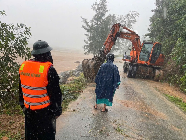 Huế khẩn trương xử lý sạt lở tuyến đường ven biển ở xã Phú Lộc- Ảnh 2. Huế khẩn trương xử lý sạt lở tuyến đường ven biển ở xã Phú Lộc- Ảnh 2.