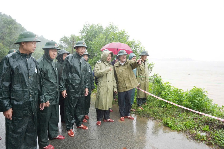 Huế khẩn trương xử lý sạt lở tuyến đường ven biển ở xã Phú Lộc- Ảnh 1. Huế khẩn trương xử lý sạt lở tuyến đường ven biển ở xã Phú Lộc- Ảnh 1.