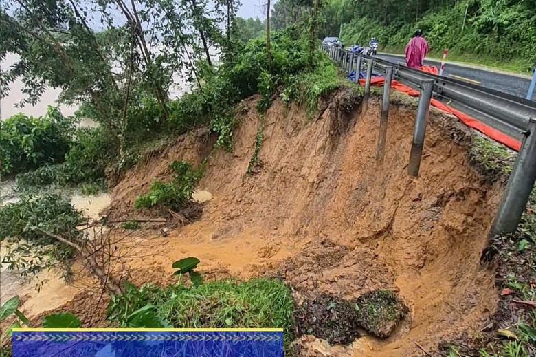 Mưa lớn, nhiều tuyến đường TP Huế ngập s&acirc;u, giao th&ocirc;ng chia cắt- Ảnh 5.