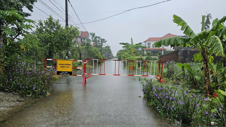 Mưa lớn, nhiều tuyến đường TP Huế ngập s&acirc;u, giao th&ocirc;ng chia cắt- Ảnh 2.