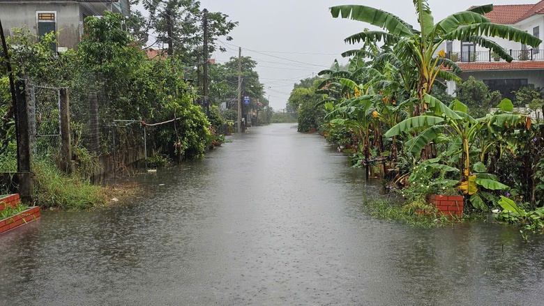 Mưa lớn, nhiều tuyến đường TP Huế ngập s&acirc;u, giao th&ocirc;ng chia cắt- Ảnh 6.