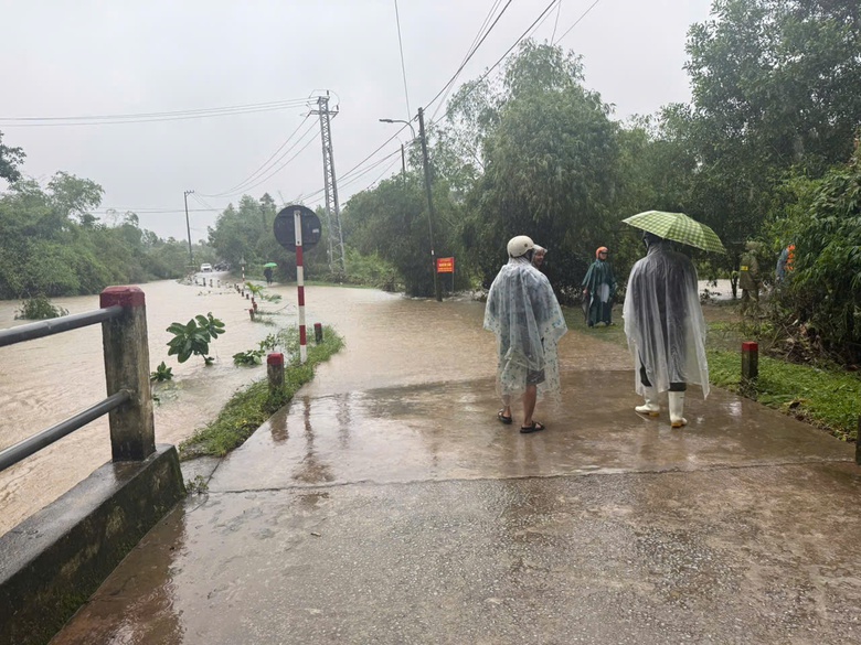 Mưa lớn, nhiều tuyến đường TP Huế ngập s&acirc;u, giao th&ocirc;ng chia cắt- Ảnh 4.