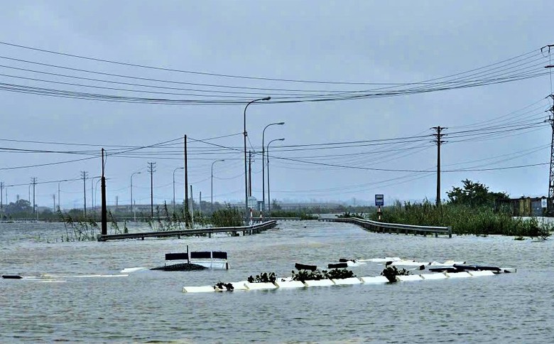 Mưa lớn, nhiều tuyến đường TP Huế ngập s&acirc;u, giao th&ocirc;ng chia cắt- Ảnh 3.