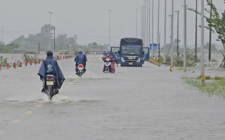 Mưa lớn, nhiều tuyến đường TP Huế ngập s&acirc;u, giao th&ocirc;ng chia cắt