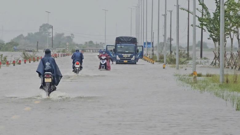 Mưa lớn, nhiều tuyến đường TP Huế ngập s&acirc;u, giao th&ocirc;ng chia cắt- Ảnh 1.
