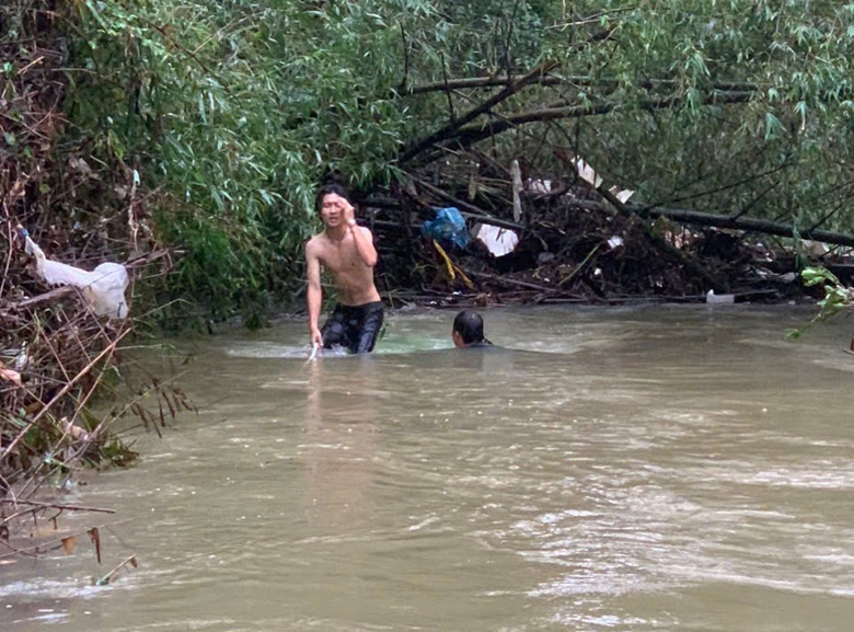 T&igrave;m thấy &ocirc; t&ocirc; điện bị nước lũ cuốn tr&ocirc;i ở Huế- Ảnh 1.