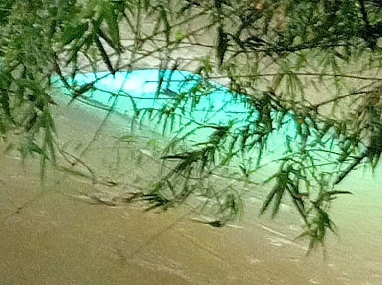 T&igrave;m thấy &ocirc; t&ocirc; điện bị nước lũ cuốn tr&ocirc;i ở Huế- Ảnh 2.