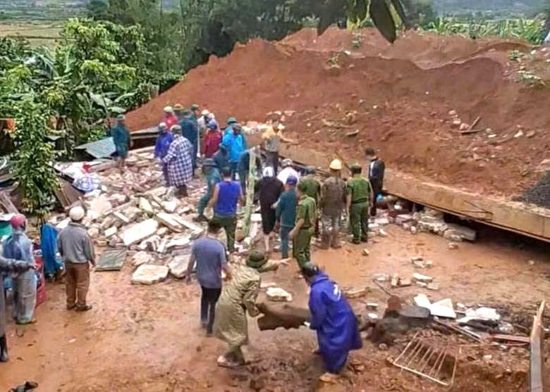 Đắk Lắk: Hai cha con tử vong do sập nh&agrave; trong mưa lớn- Ảnh 1.