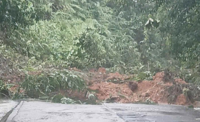 Quảng Ng&atilde;i: Mưa lũ g&acirc;y sạt lở, ngập s&acirc;u chia cắt giao th&ocirc;ng- Ảnh 2.