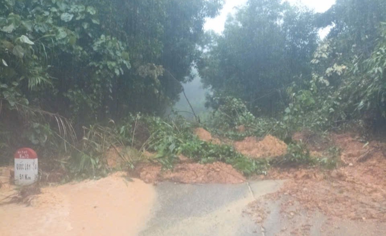 Quảng Ng&atilde;i: Mưa lũ g&acirc;y sạt lở, ngập s&acirc;u chia cắt giao th&ocirc;ng- Ảnh 1.