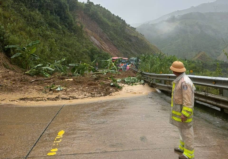 Quảng Ng&atilde;i: Mưa lũ g&acirc;y sạt lở, ngập s&acirc;u chia cắt giao th&ocirc;ng- Ảnh 15.