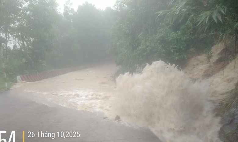 Quảng Ng&atilde;i: Mưa lũ g&acirc;y sạt lở, ngập s&acirc;u chia cắt giao th&ocirc;ng- Ảnh 3.