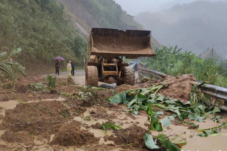 Quảng Ng&atilde;i: Mưa lũ g&acirc;y sạt lở, ngập s&acirc;u chia cắt giao th&ocirc;ng- Ảnh 10.
