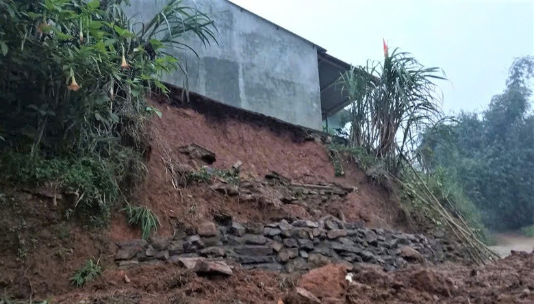 Quảng Ng&atilde;i: Mưa lũ g&acirc;y sạt lở, ngập s&acirc;u chia cắt giao th&ocirc;ng- Ảnh 8.