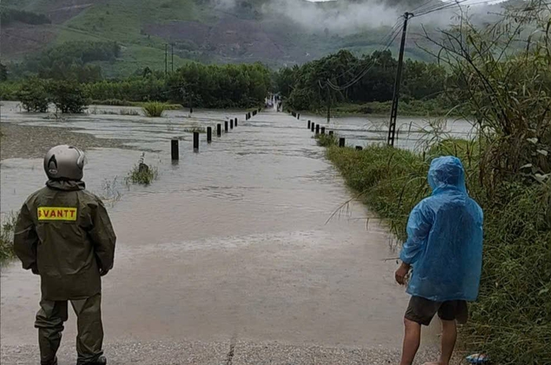 Quảng Ng&atilde;i: Mưa lũ g&acirc;y sạt lở, ngập s&acirc;u chia cắt giao th&ocirc;ng- Ảnh 14.