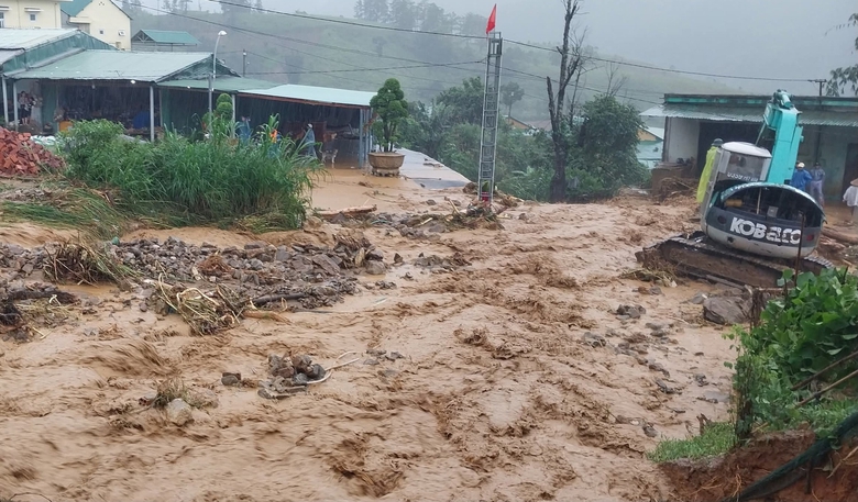Quảng Ng&atilde;i: Mưa lũ g&acirc;y sạt lở, ngập s&acirc;u chia cắt giao th&ocirc;ng- Ảnh 6.
