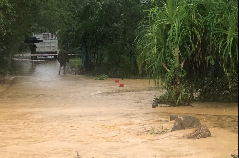 Quảng Ng&atilde;i: Mưa lũ g&acirc;y sạt lở, ngập s&acirc;u chia cắt giao th&ocirc;ng- Ảnh 11.