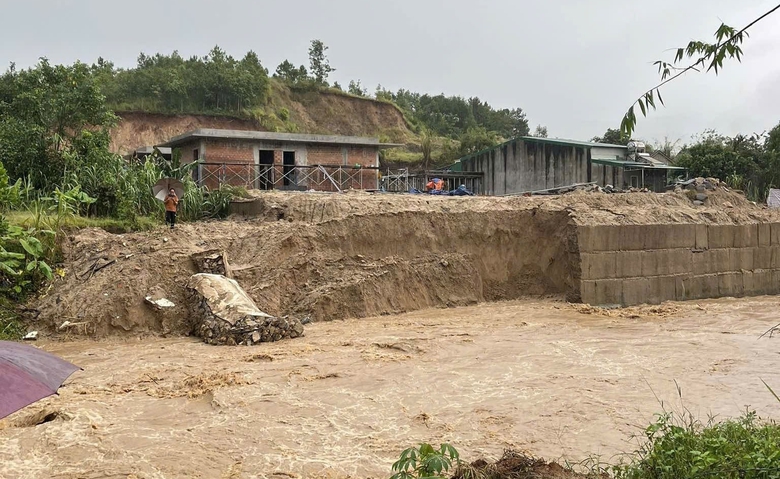 Quảng Ng&atilde;i: Mưa lũ g&acirc;y sạt lở, ngập s&acirc;u chia cắt giao th&ocirc;ng- Ảnh 13.