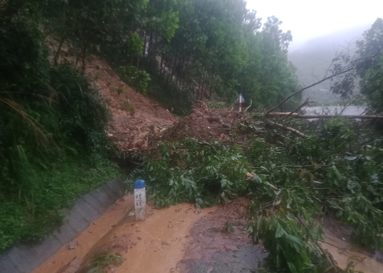 Quảng Ng&atilde;i: Mưa lũ g&acirc;y sạt lở, ngập s&acirc;u chia cắt giao th&ocirc;ng- Ảnh 5.