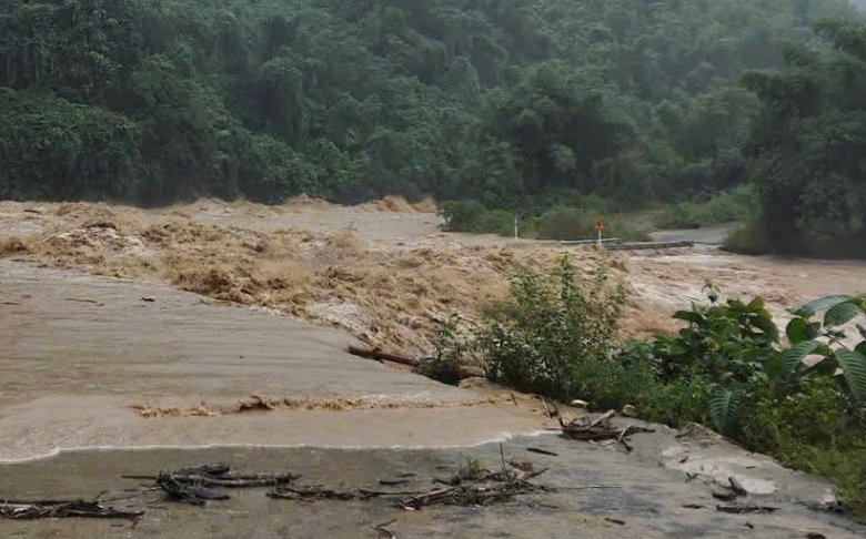 Quảng Ng&atilde;i: Mưa lũ g&acirc;y sạt lở, ngập s&acirc;u chia cắt giao th&ocirc;ng- Ảnh 12.