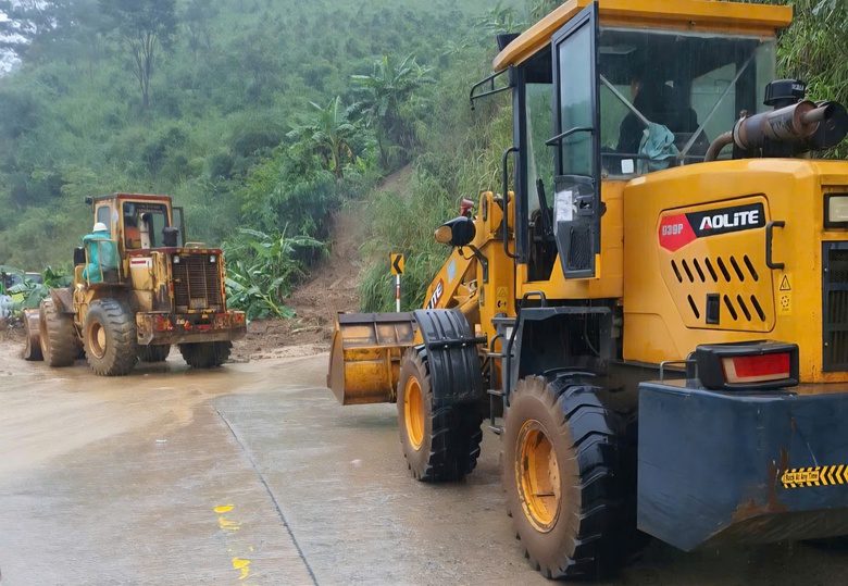 Sạt lở đường Hồ Chí Minh qua đèo Lò Xo, giao thông tê liệt- Ảnh 8. Sạt lở đường Hồ Chí Minh qua đèo Lò Xo, giao thông tê liệt- Ảnh 8.