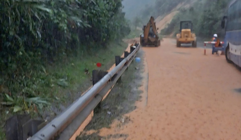 Sạt lở đường Hồ Chí Minh qua đèo Lò Xo, giao thông tê liệt- Ảnh 5. Sạt lở đường Hồ Chí Minh qua đèo Lò Xo, giao thông tê liệt- Ảnh 5.