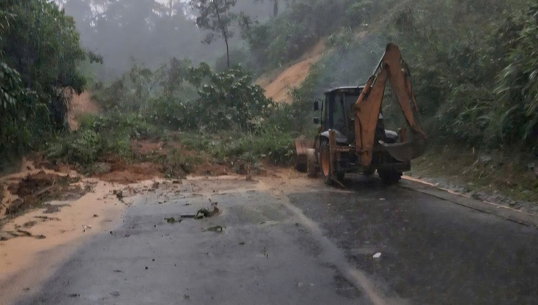 Sạt lở đường Hồ Chí Minh qua đèo Lò Xo, giao thông tê liệt- Ảnh 10. Sạt lở đường Hồ Chí Minh qua đèo Lò Xo, giao thông tê liệt- Ảnh 10.